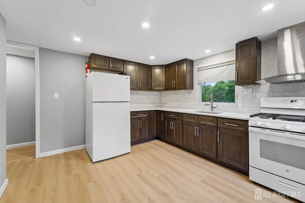 108 Park Way Edison, NJ 08817