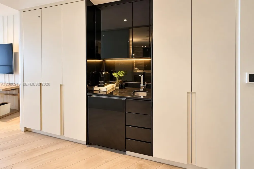 2201 Collins Ave #807 Miami Beach, FL 33139