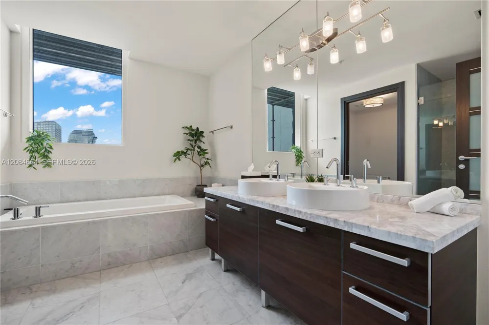 244 Biscayne Blvd #PH4908 Miami, FL 33132
