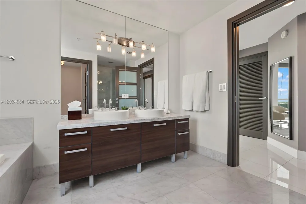 244 Biscayne Blvd #PH4908 Miami, FL 33132