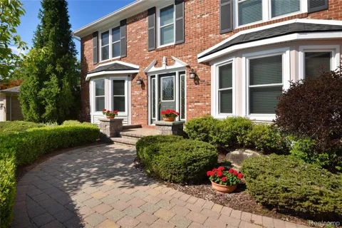 1325 Royal Crescent Street