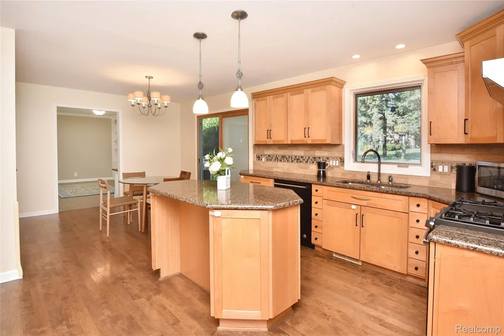 1325 Royal Crescent Street Rochester Hills City, MI 48306