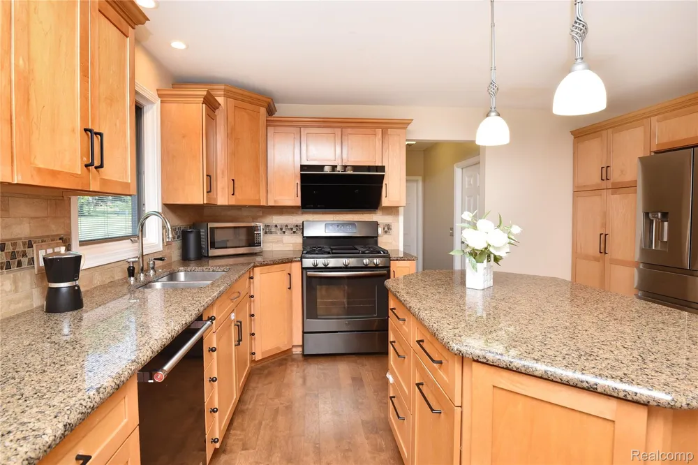 1325 Royal Crescent Street Rochester Hills City, MI 48306