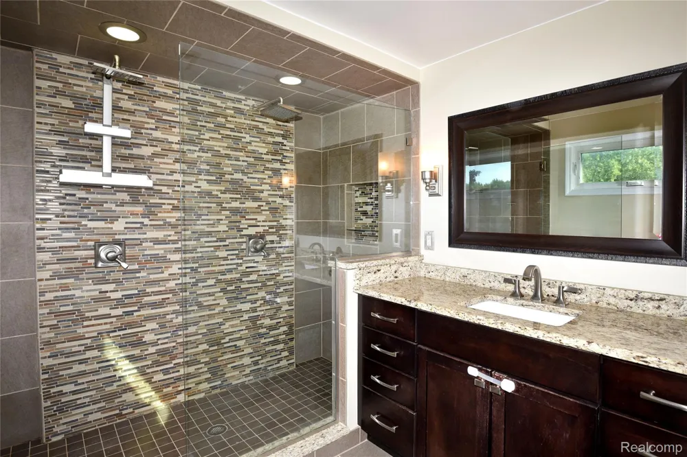 1325 Royal Crescent Street Rochester Hills City, MI 48306