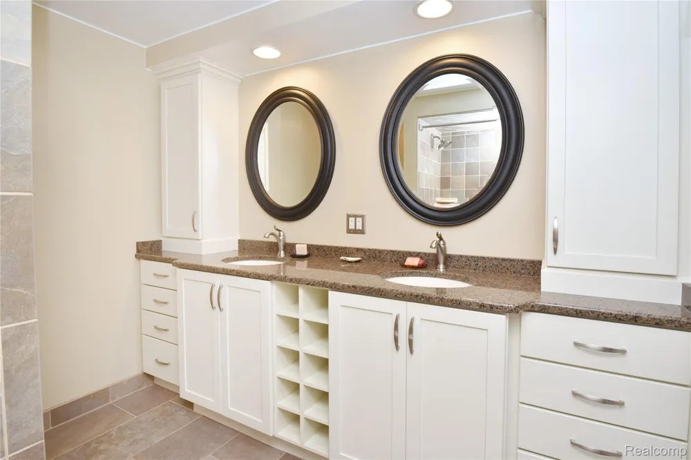 1325 Royal Crescent Street Rochester Hills City, MI 48306
