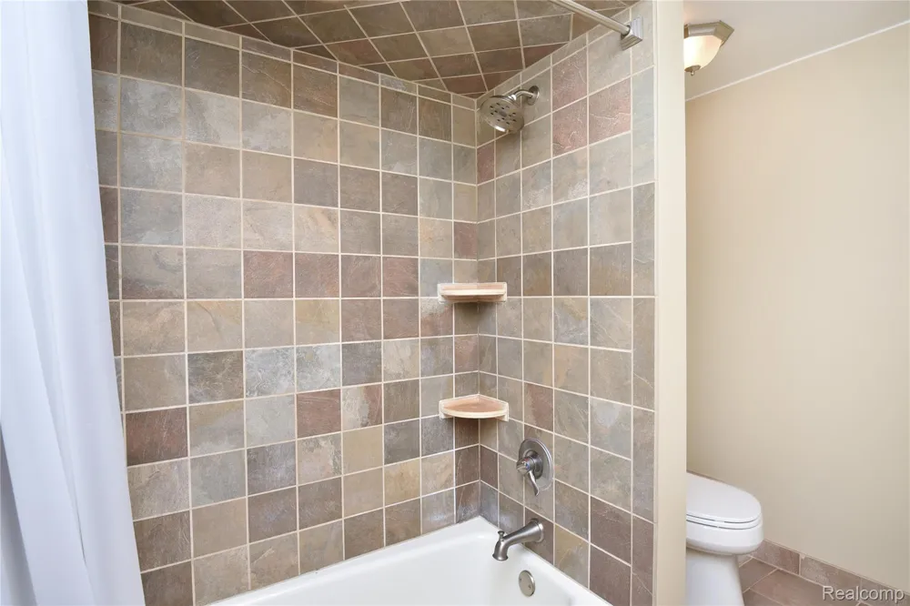 1325 Royal Crescent Street Rochester Hills City, MI 48306