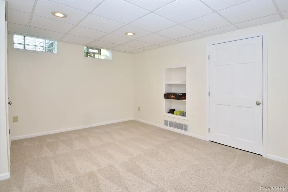 1325 Royal Crescent Street Rochester Hills City, MI 48306