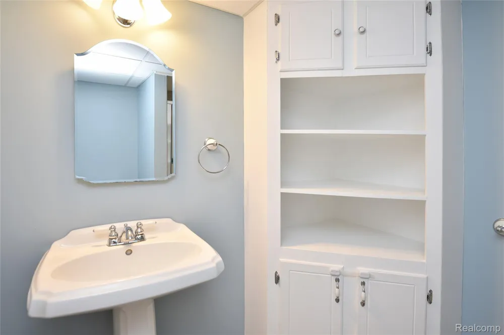 1325 Royal Crescent Street Rochester Hills City, MI 48306