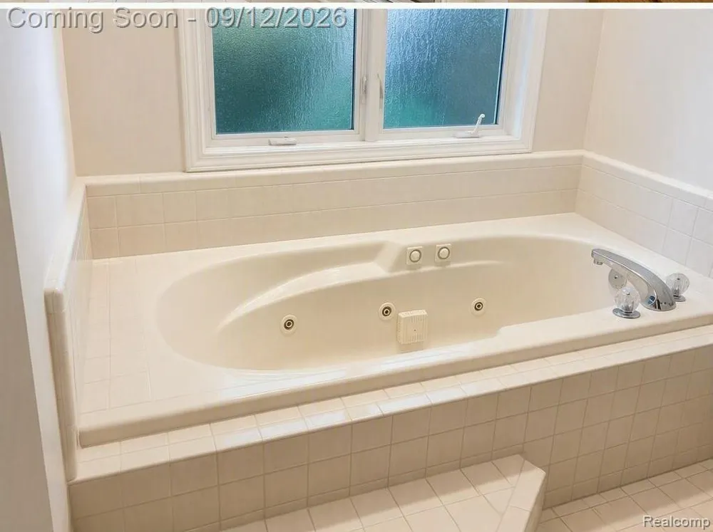22119 Oakwood Drive Brownstown Charter Township, MI 48193