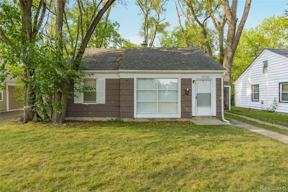 10720 Albany Street Oak Park City, MI 48237