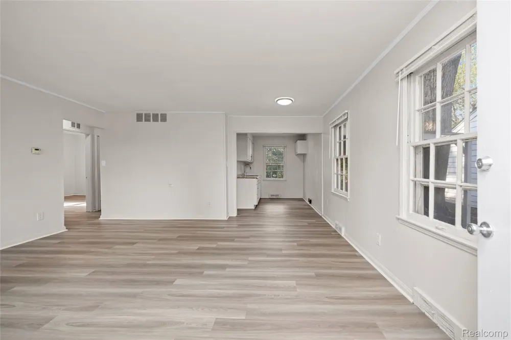 10720 Albany Street Oak Park City, MI 48237