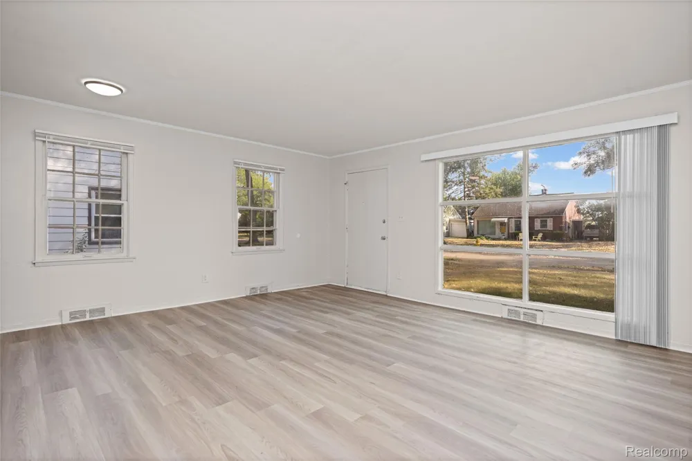 10720 Albany Street Oak Park City, MI 48237