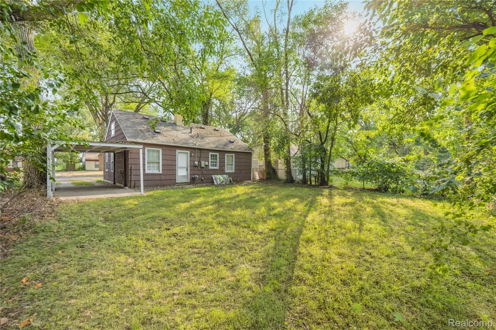 10720 Albany Street Oak Park City, MI 48237
