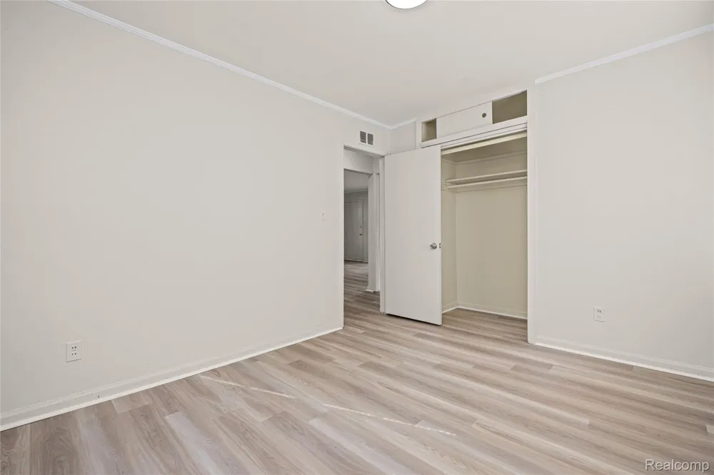 10720 Albany Street Oak Park City, MI 48237