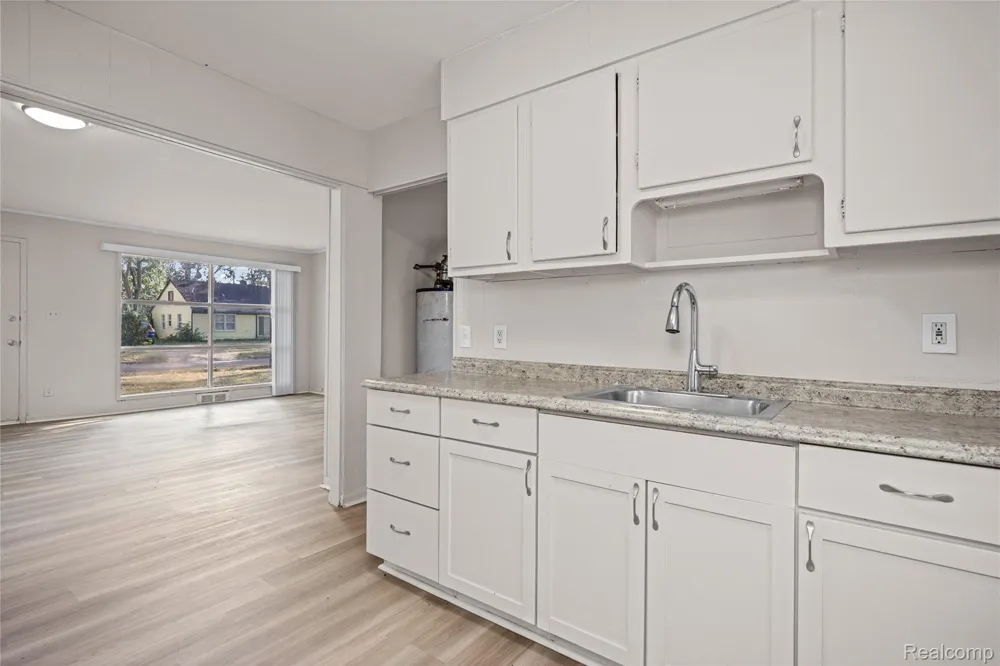 10720 Albany Street Oak Park City, MI 48237
