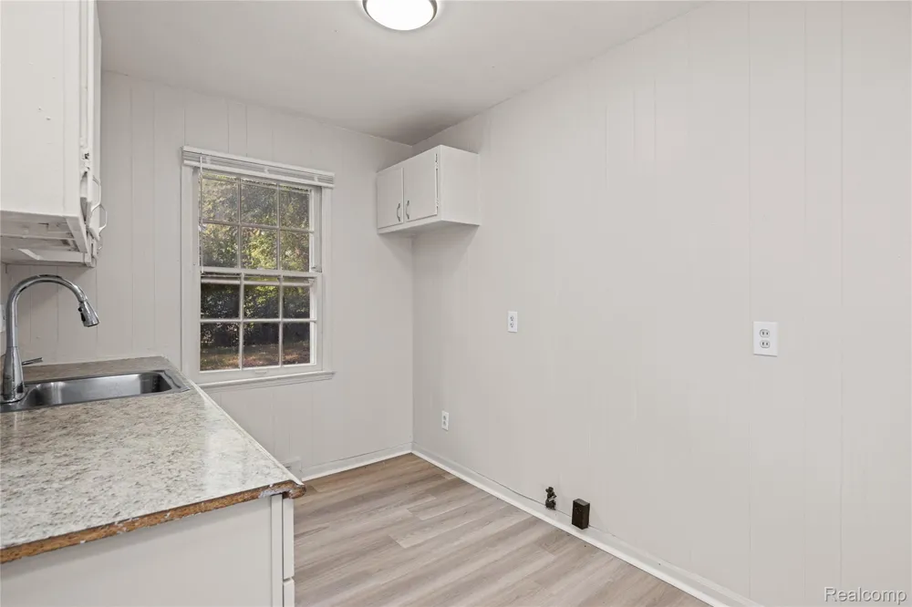 10720 Albany Street Oak Park City, MI 48237