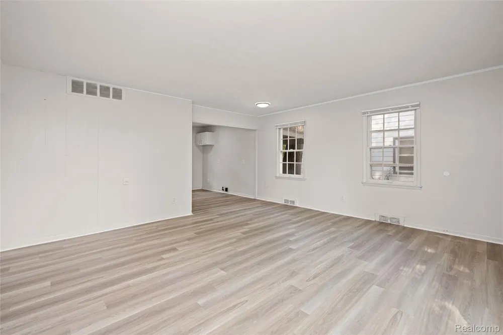 10720 Albany Street Oak Park City, MI 48237
