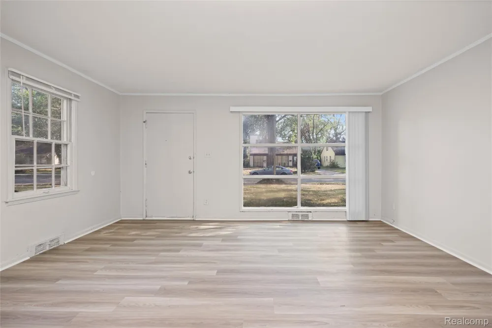10720 Albany Street Oak Park City, MI 48237