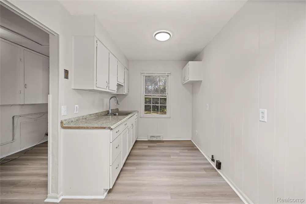10720 Albany Street Oak Park City, MI 48237