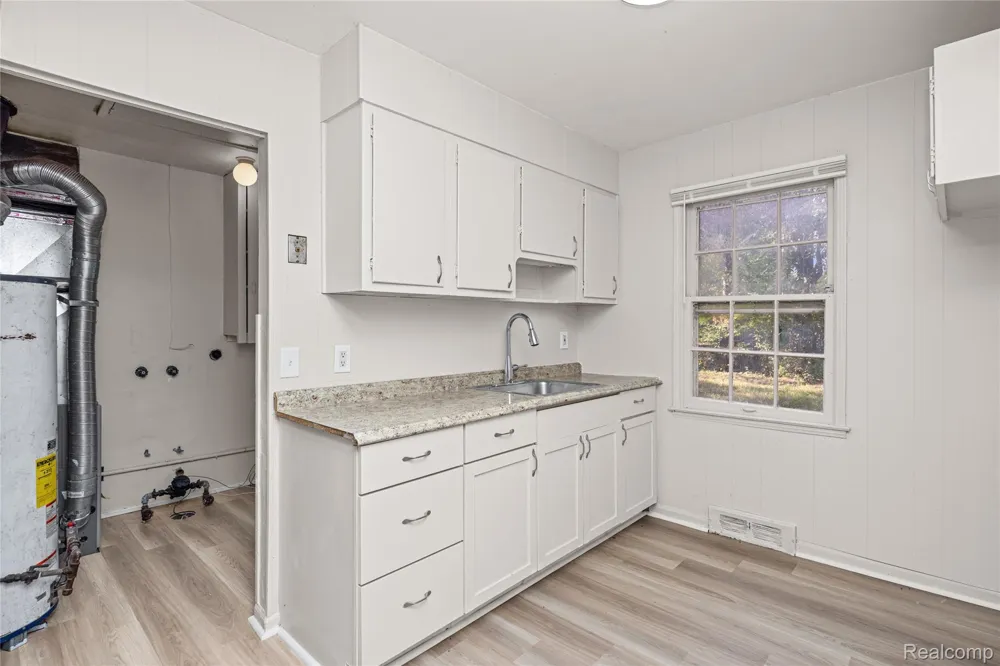 10720 Albany Street Oak Park City, MI 48237