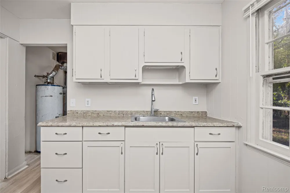 10720 Albany Street Oak Park City, MI 48237