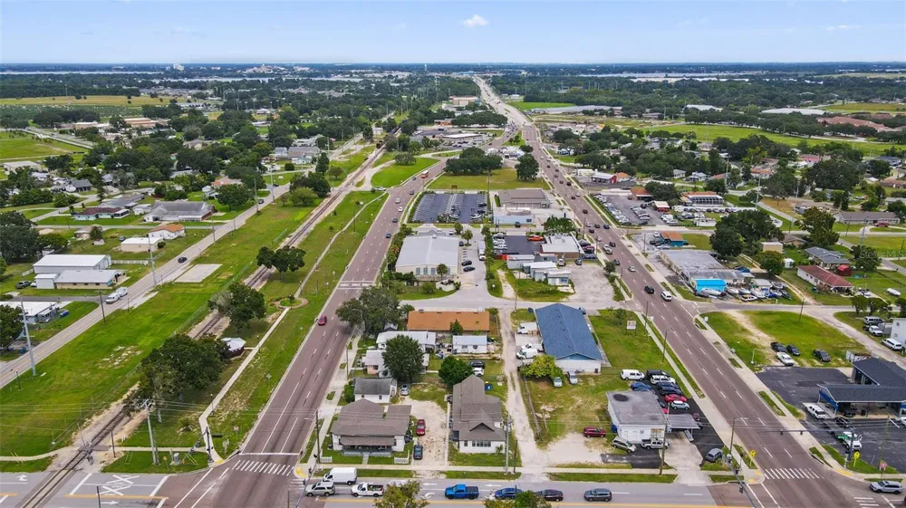 19 W EAGLE AVENUE Eagle Lake, FL 33839