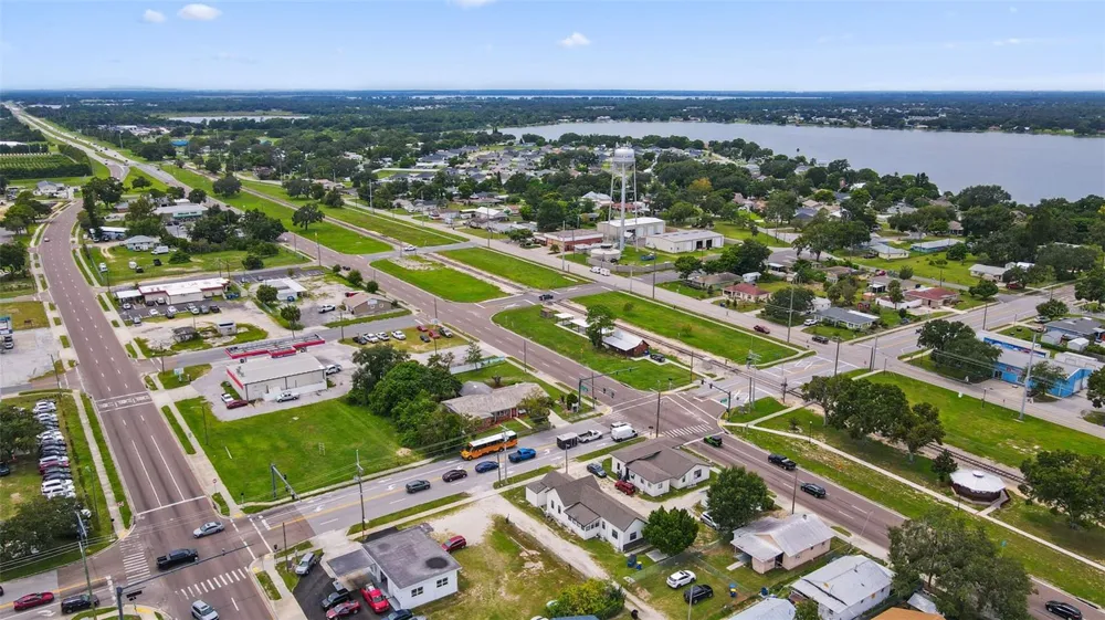 19 W EAGLE AVENUE Eagle Lake, FL 33839