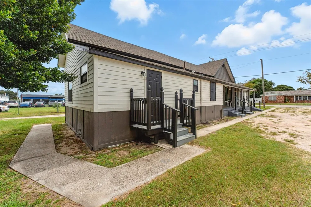 19 W EAGLE AVENUE Eagle Lake, FL 33839