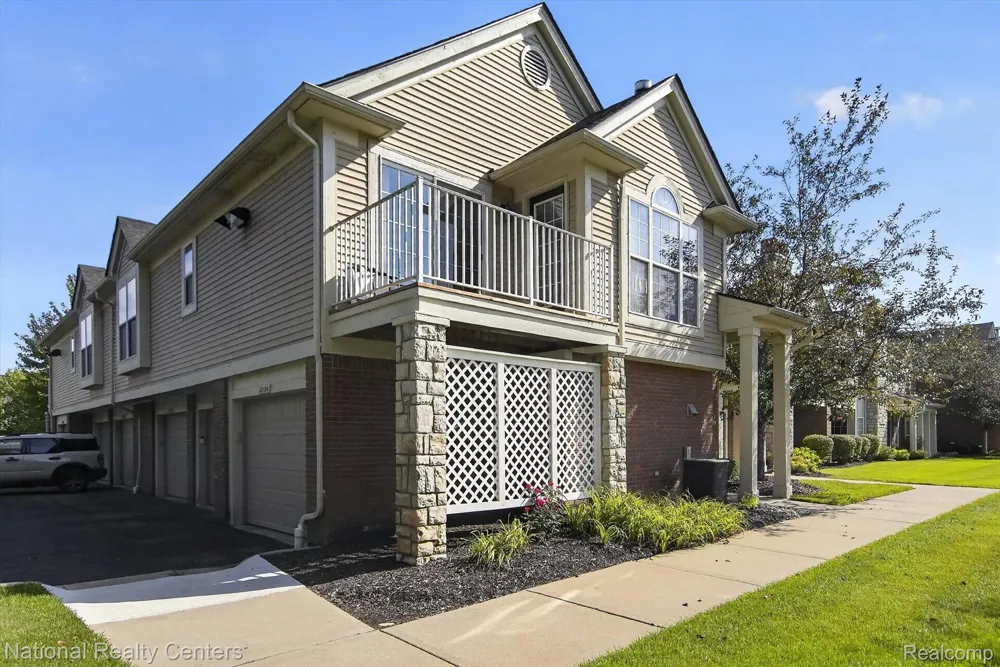 28190 Oakmonte Circle E Lyon Charter Township, MI 48165