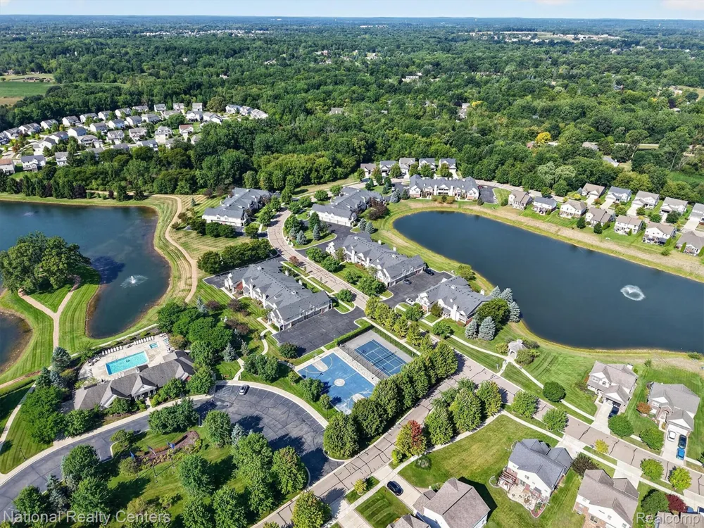 28190 Oakmonte Circle E Lyon Charter Township, MI 48165