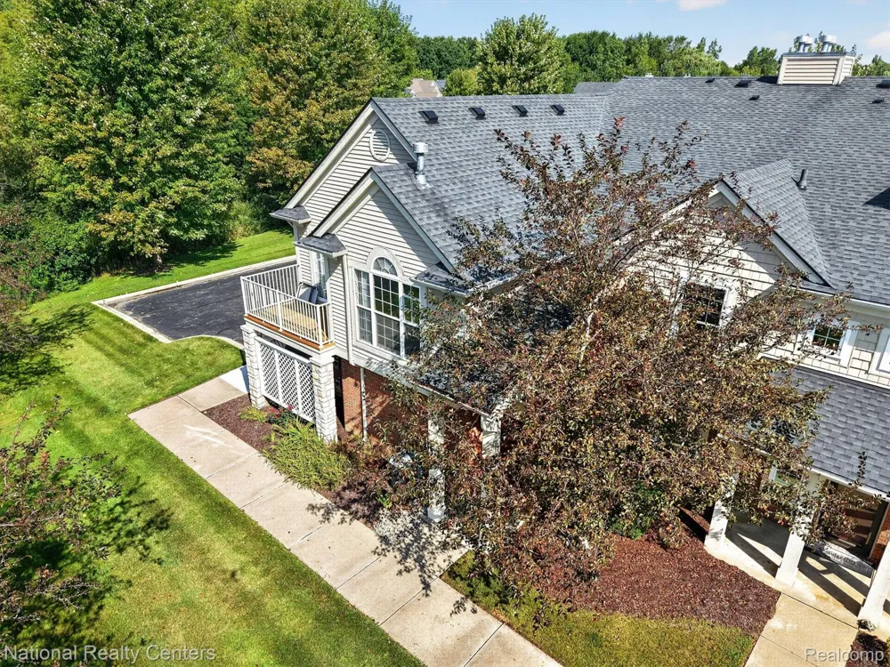 28190 Oakmonte Circle E Lyon Charter Township, MI 48165