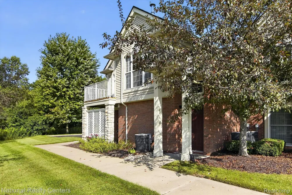 28190 Oakmonte Circle E Lyon Charter Township, MI 48165