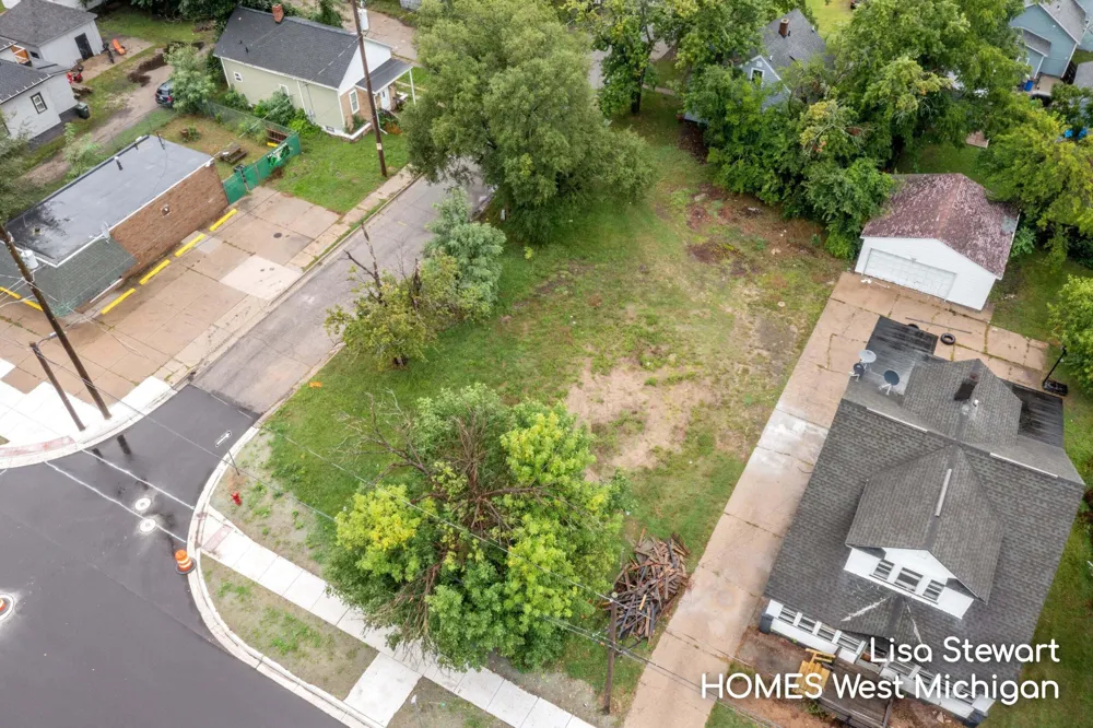 558 E Apple Avenue Muskegon, MI 49442