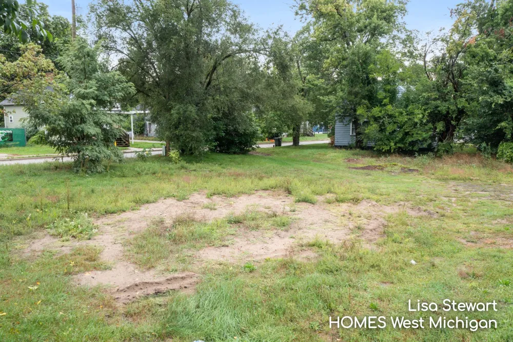 558 E Apple Avenue Muskegon, MI 49442