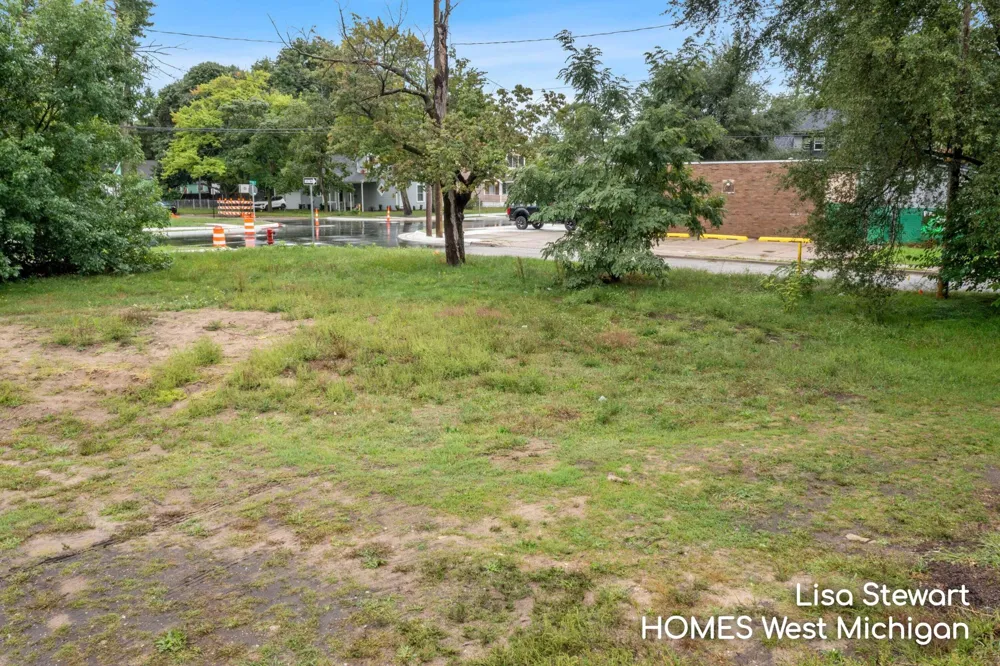 558 E Apple Avenue Muskegon, MI 49442