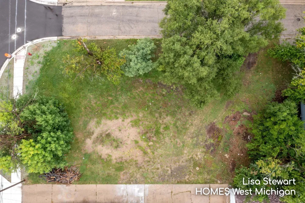 558 E Apple Avenue Muskegon, MI 49442