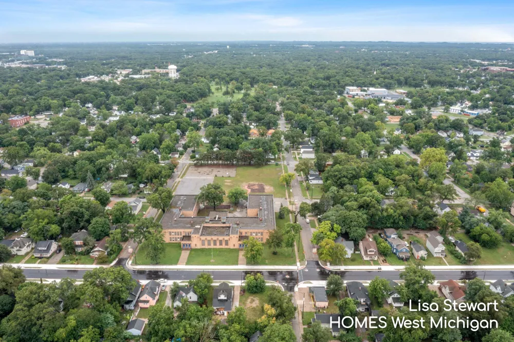 558 E Apple Avenue Muskegon, MI 49442