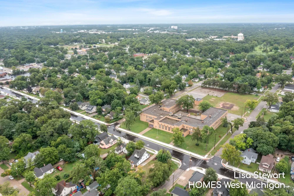 558 E Apple Avenue Muskegon, MI 49442