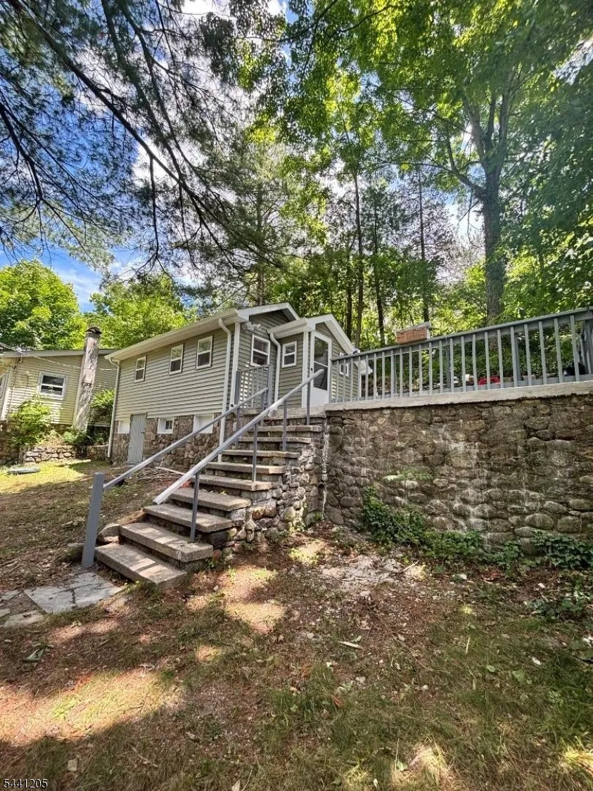 4 Apple Trl Jefferson, NJ 07438