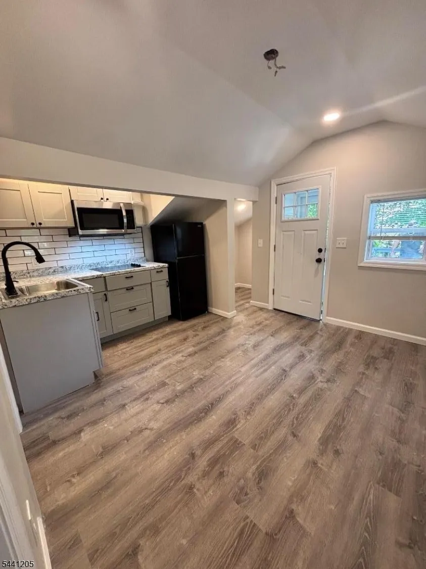 4 Apple Trl Jefferson, NJ 07438