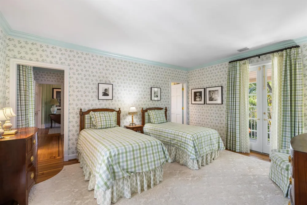198 Via Marina Palm Beach, FL 33480