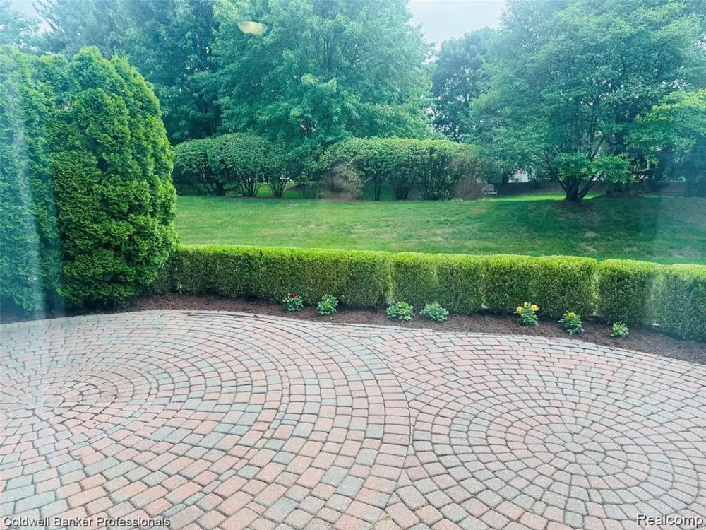 171 Millstone Drive Troy City, MI 48084