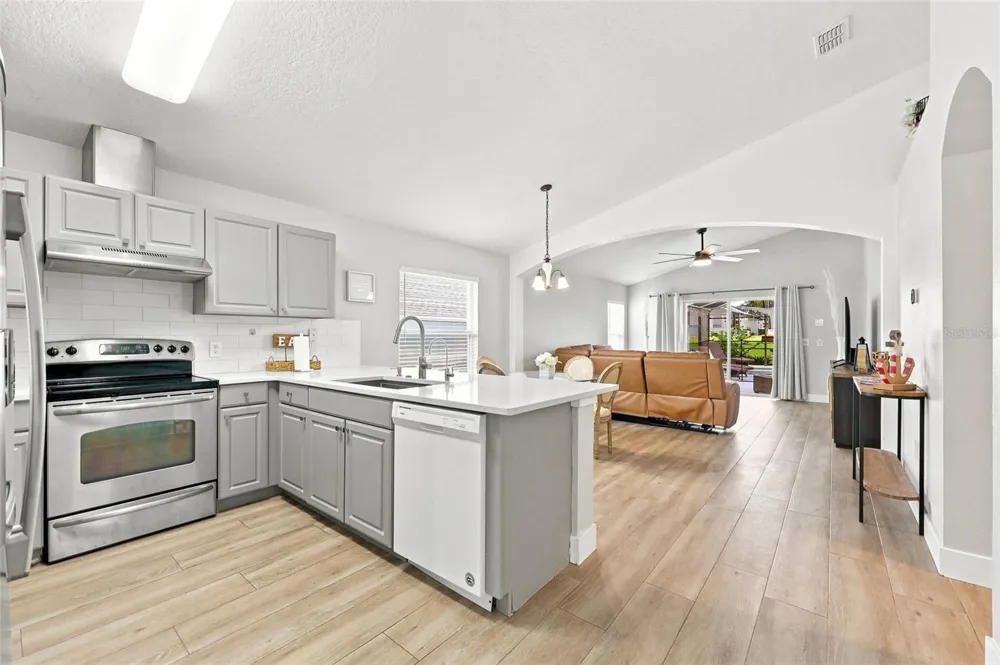 639 KENSINGTON DRIVE Davenport, FL 33897