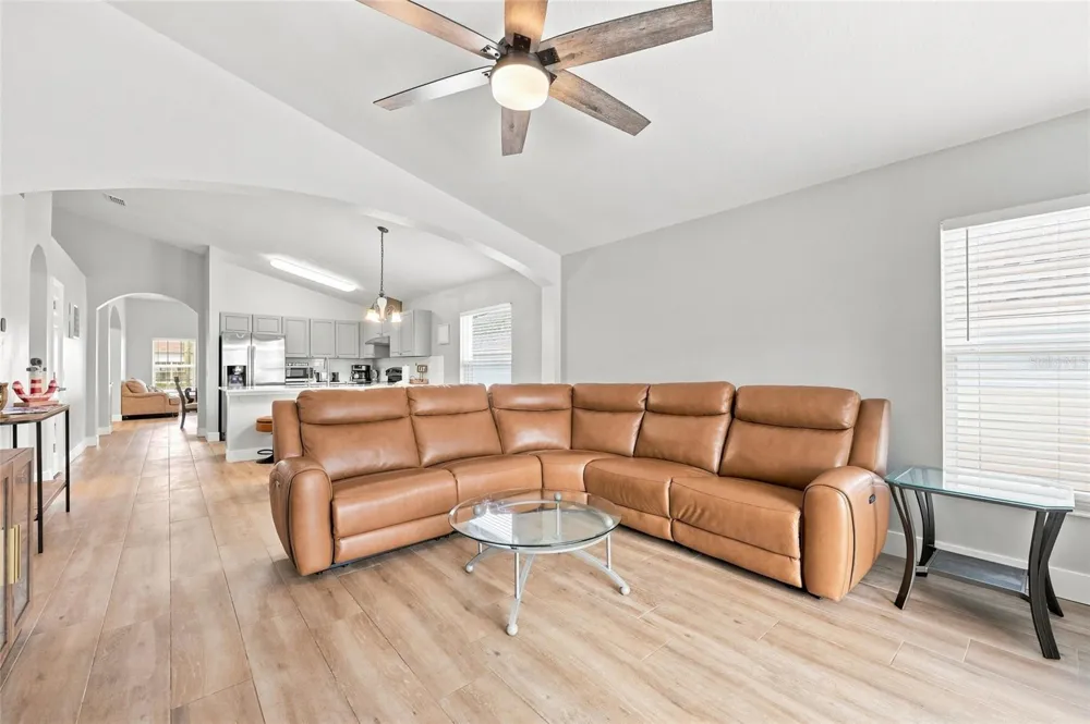639 KENSINGTON DRIVE Davenport, FL 33897