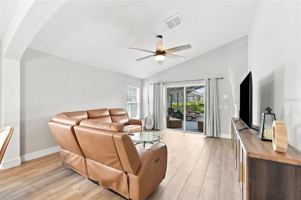 639 KENSINGTON DRIVE Davenport, FL 33897