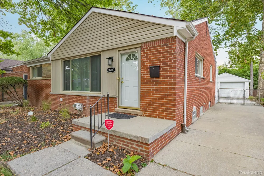 24200 Westhampton Street Oak Park City, MI 48237