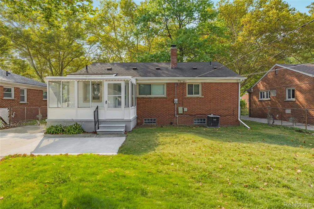 24200 Westhampton Street Oak Park City, MI 48237