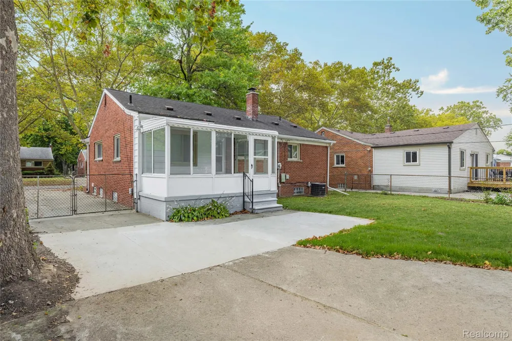 24200 Westhampton Street Oak Park City, MI 48237