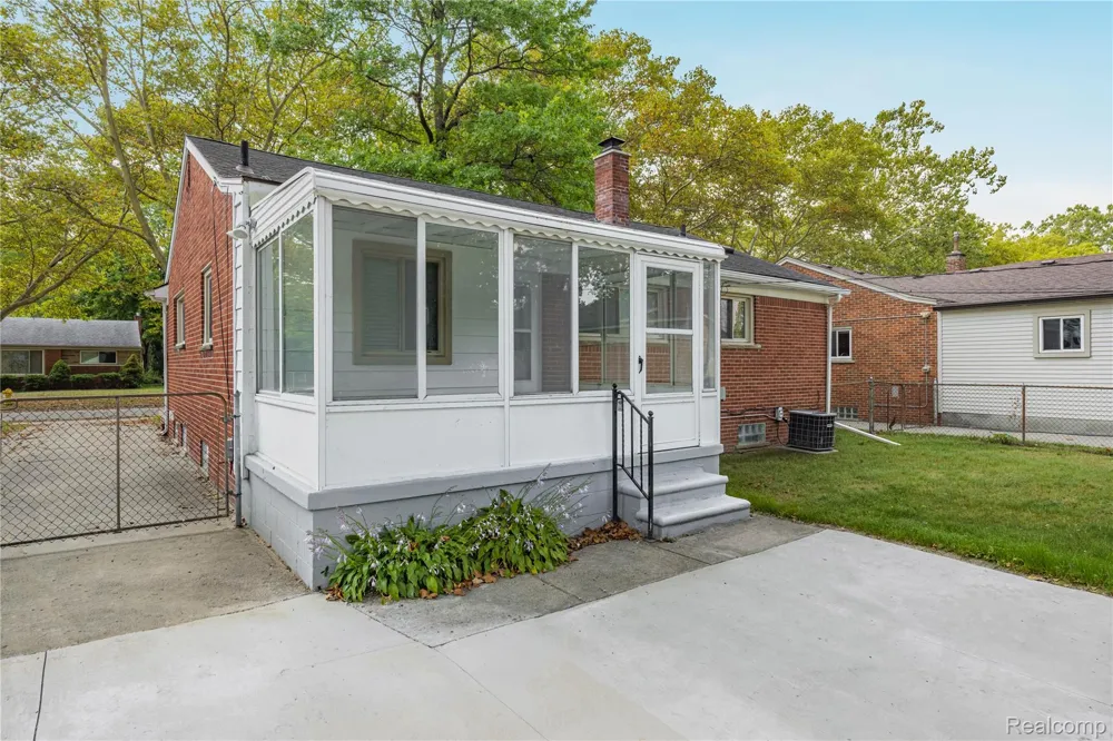 24200 Westhampton Street Oak Park City, MI 48237
