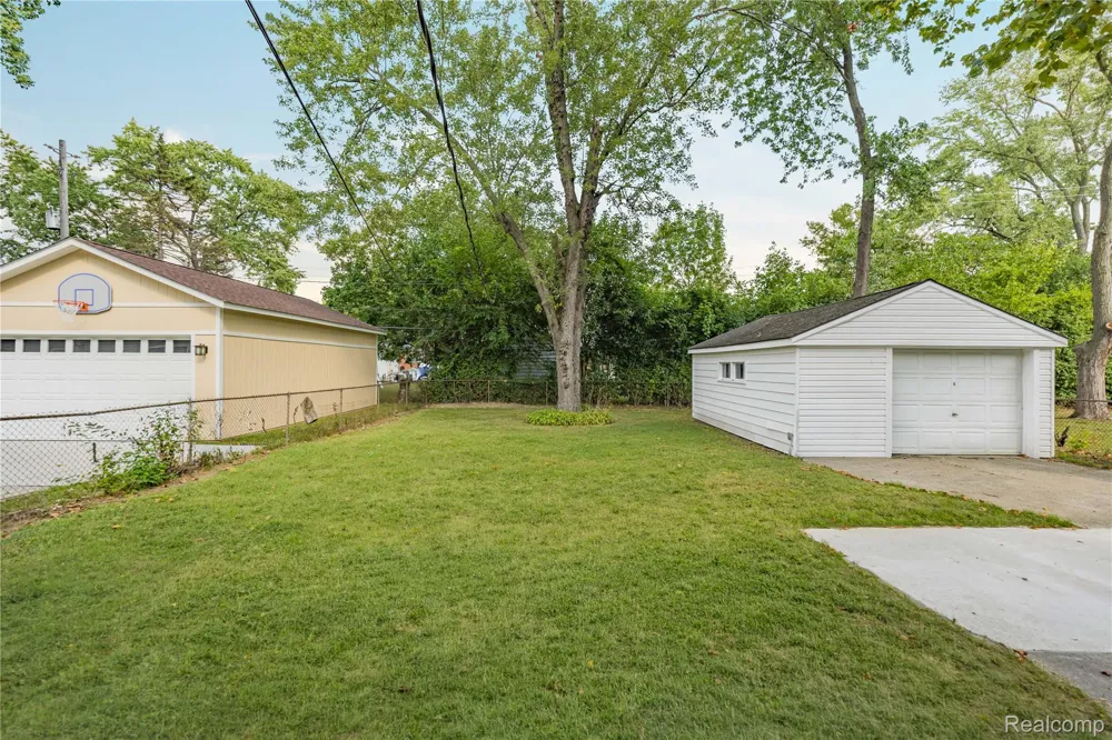 24200 Westhampton Street Oak Park City, MI 48237